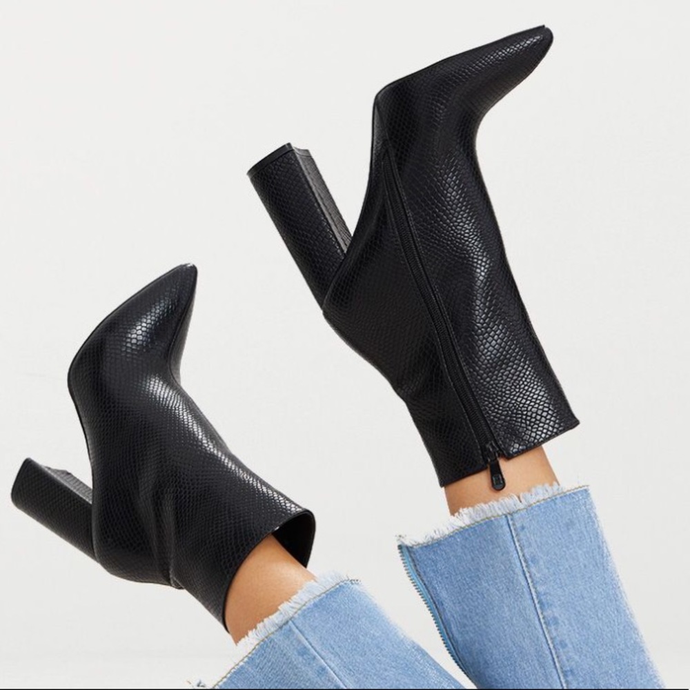 PrettyLittleThing Black High Point Ankle Boots